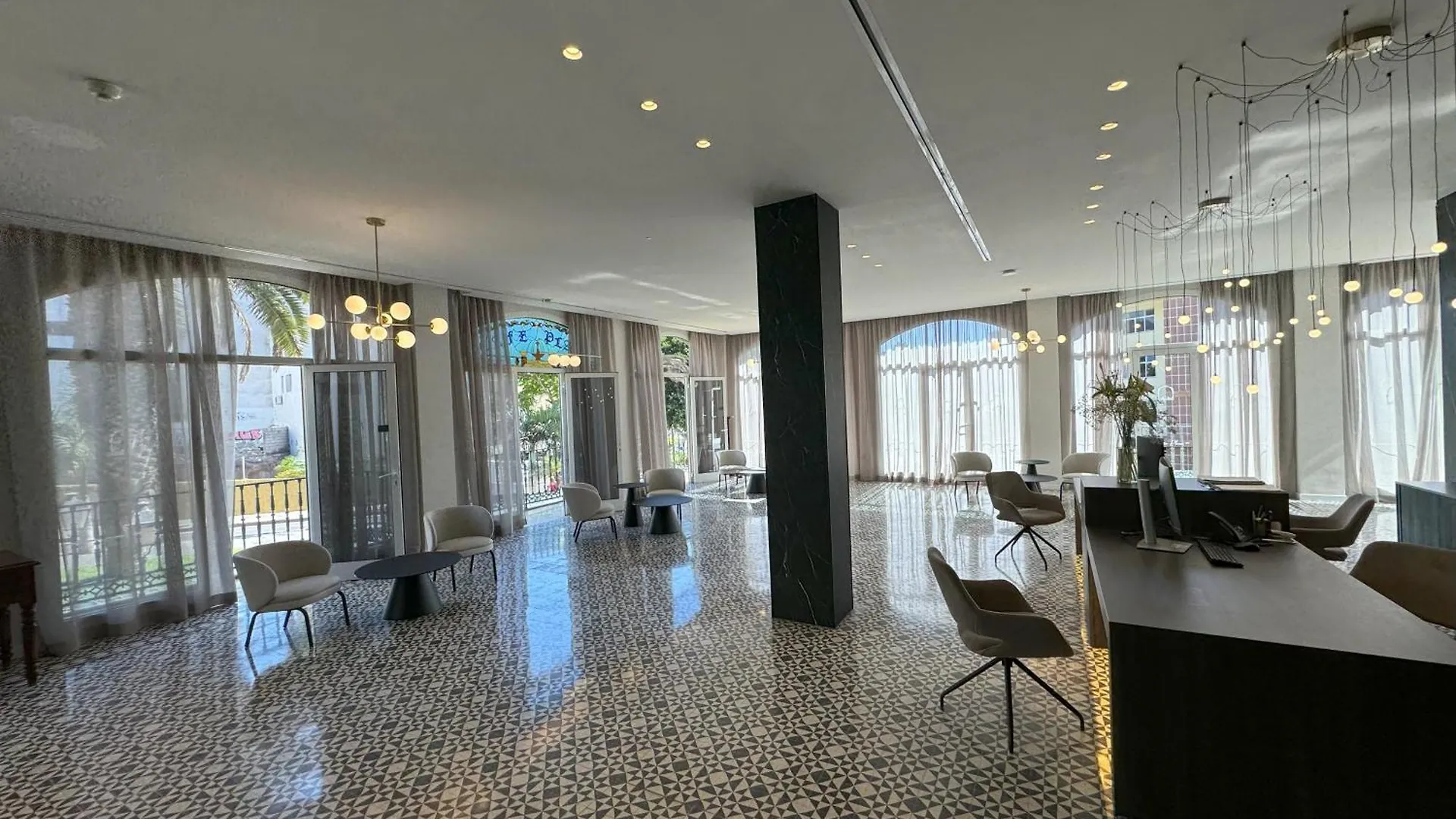 Hotel Reveron Plaza 로스크리스티아노스