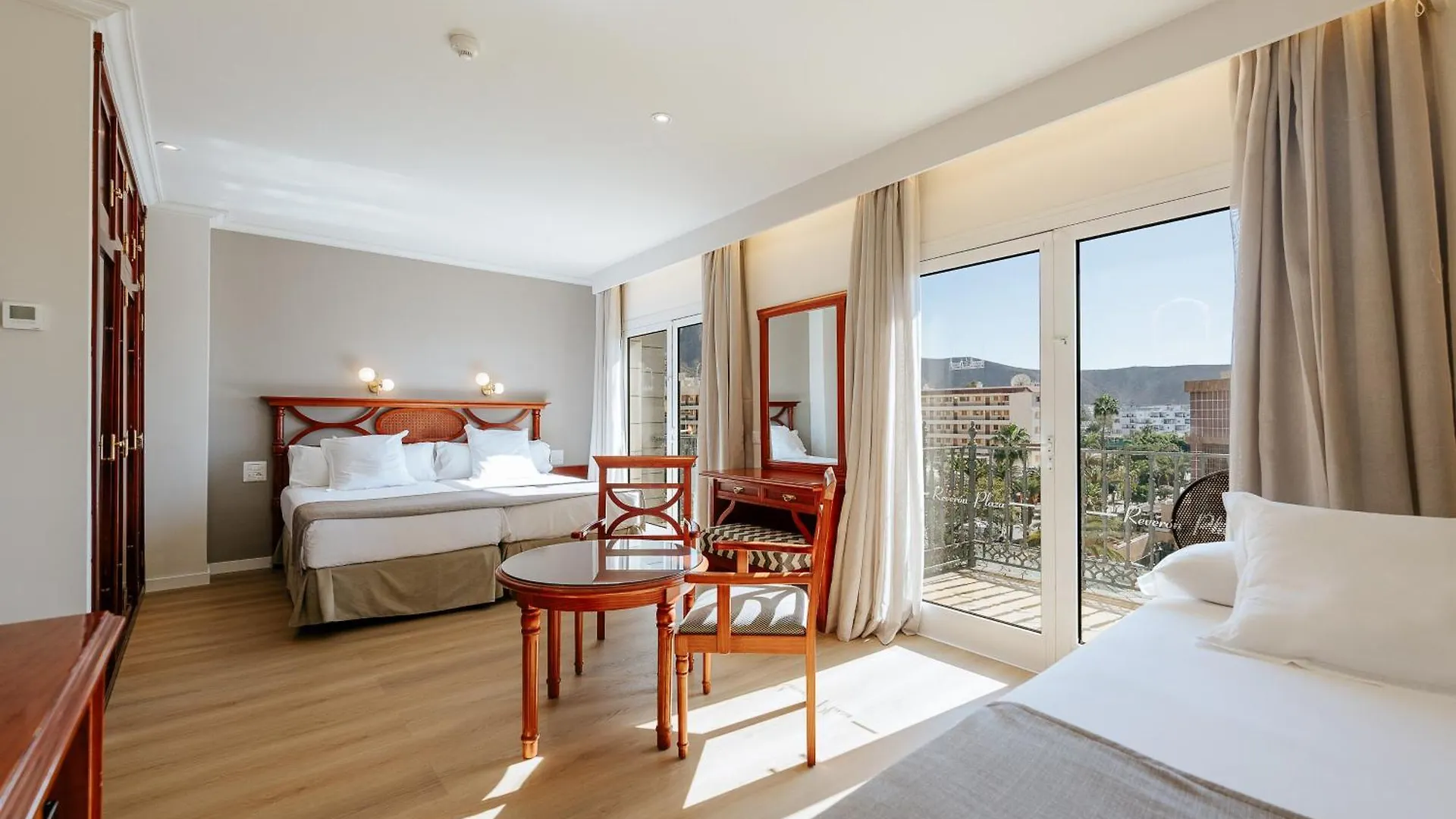 Hotel Reveron Plaza 로스크리스티아노스