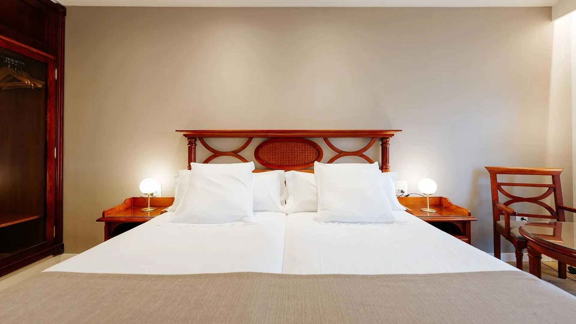 Hotel Reveron Plaza 로스크리스티아노스 4*,