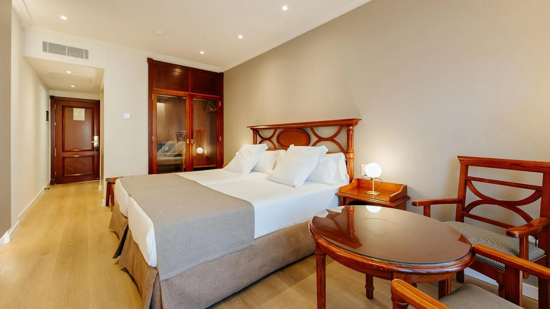 Hotel Reveron Plaza 로스크리스티아노스 4*,  스페인